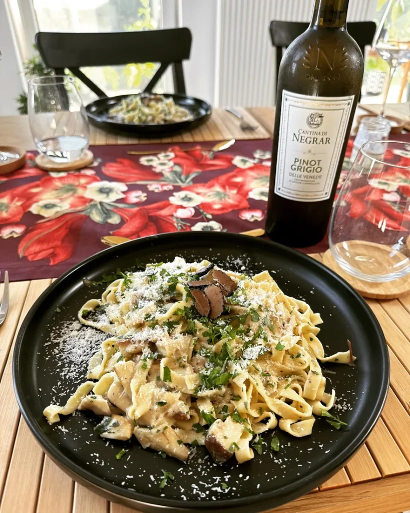 Fettuccine Alfredo z borowikami i truflą