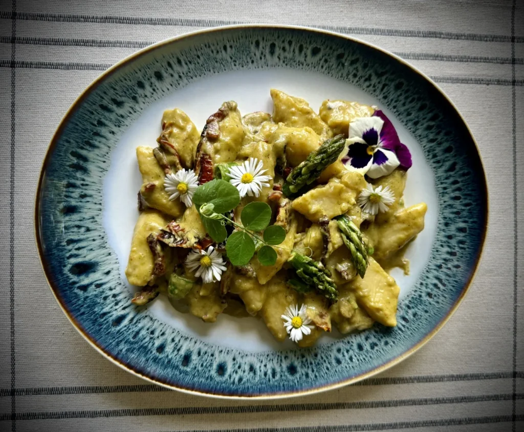 Gnocchi ze szparagami, suszonymi pomidorami i pistacjami