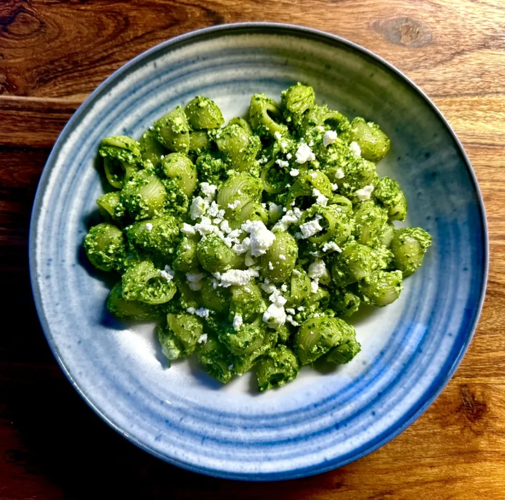 Makaron z pesto z czosnku niedźwiedziego i serem manouri