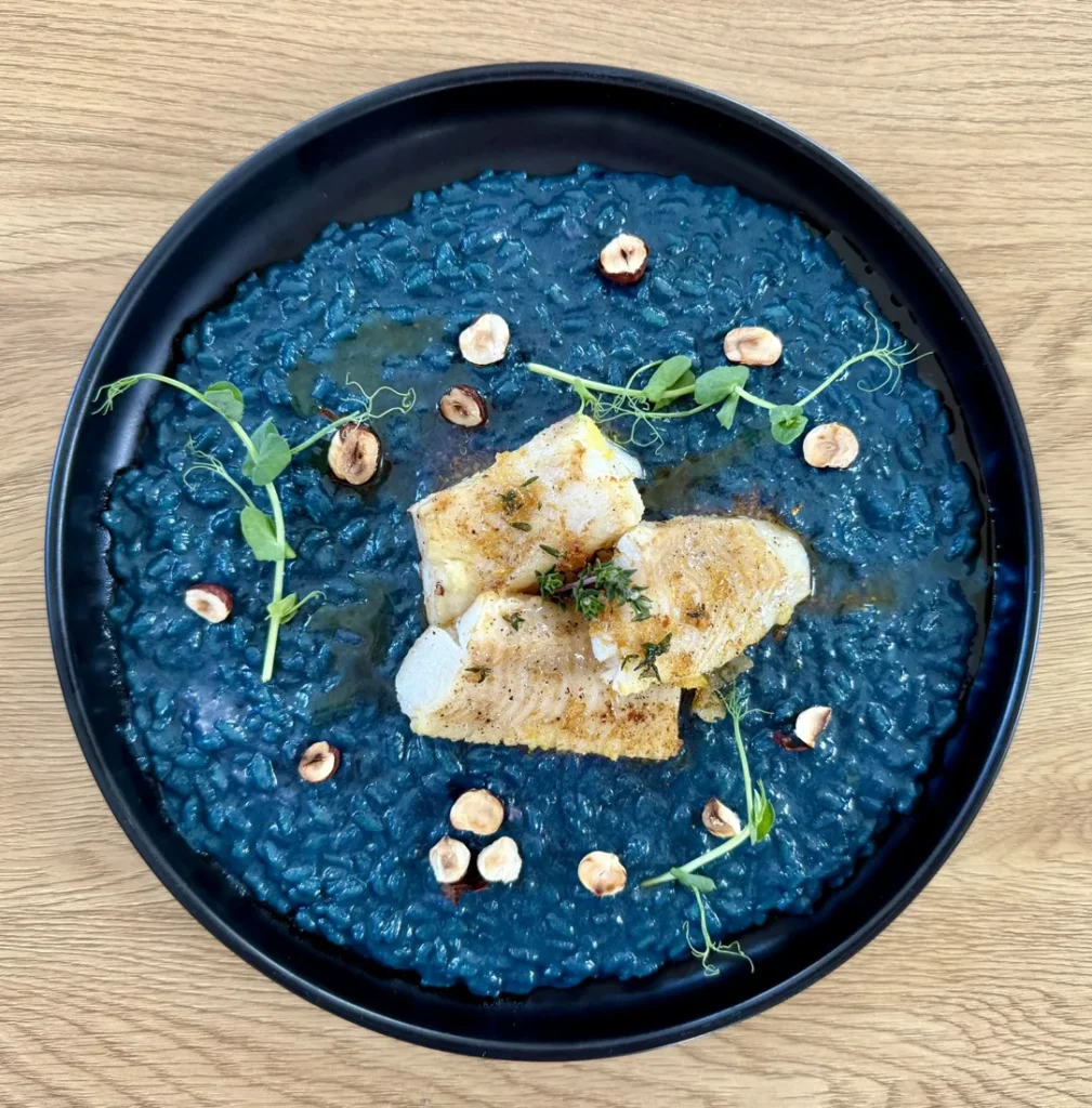 Niebieskie risotto z halibutem