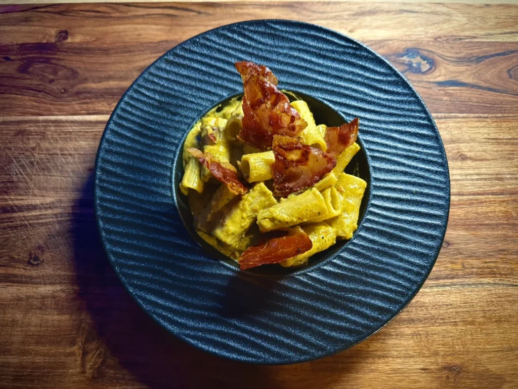 Pasta pomodoro z pesto, burratą