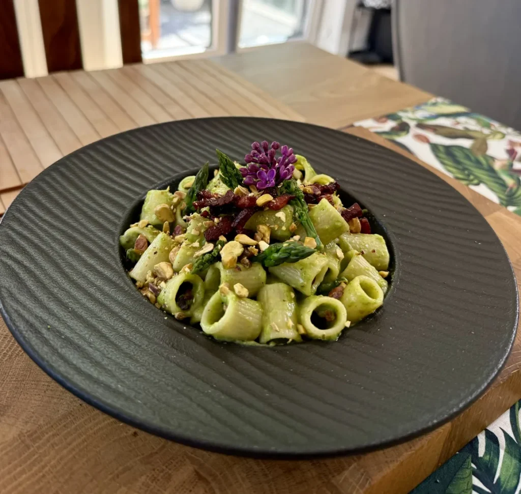 Rigatoni ze szparagami, boczkiem i pistacjami