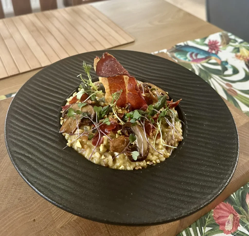 Risotto ze szparagami, pieczarkami, pistacjami i chipsem z szynki parmeńskiej