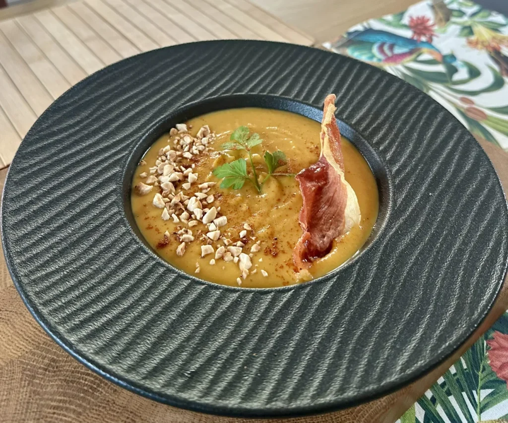 Zupa krem z batata z masłem orzechowym i chipsem z szynki parmeńskiej
